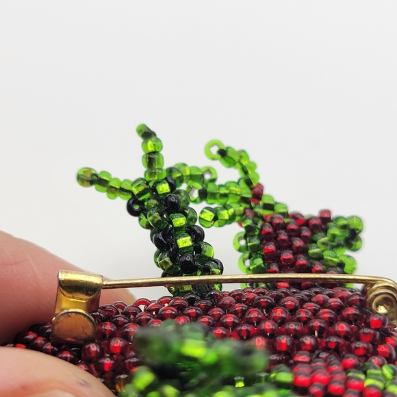 CUTE Vintage Beaded Frog Brooch in C-clasp - Picture 14 of 14